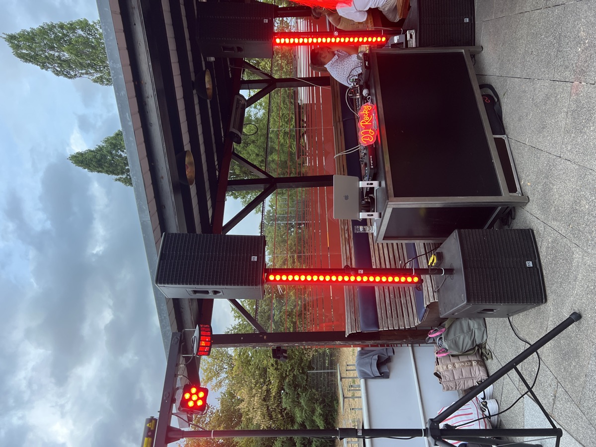 Professionelles DJ- und Soundsetup bei einem Open-Air-Event